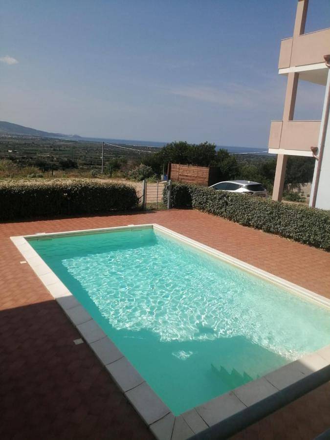 Ferienwohnung für 3 Personen, mit Terrasse und Garten sowie Pool und Ausblick in Muntiggioni