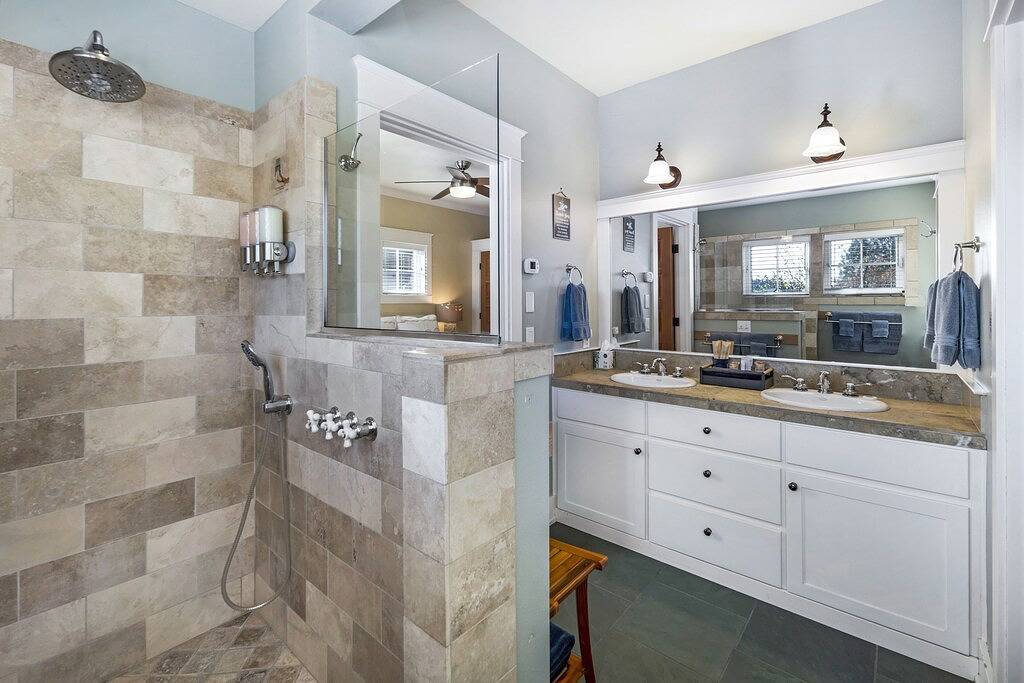 Chef's Kitchen, Salish Sea View, Ev Charger: This is The Cottage on Cedar Street in San Juan Island