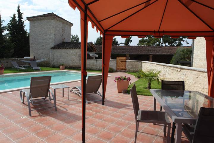 Gîte pour 4 personnes, avec Jacuzzi et Terrasse ainsi que Jardin et Piscine à Cestayrols
