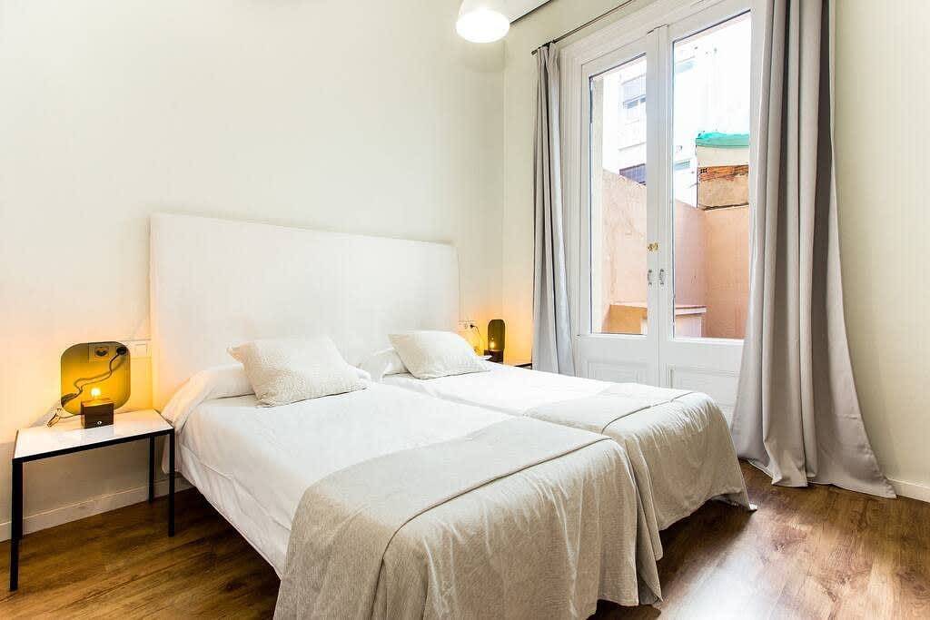 Entire apartment, Huge 4bedroom with terrace in Las Ramblas in Barcelona Centre, Barcelona