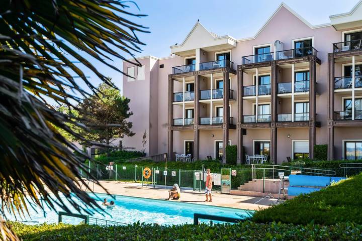 Appartement de vacances pour 6 personnes, avec balcon ainsi que vue et piscine