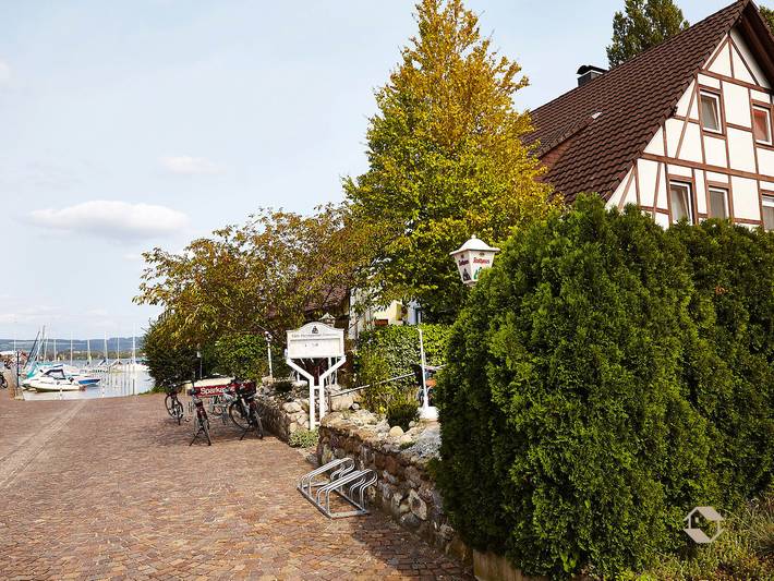 Ganze Ferienwohnung, Gästehaus Café Perlmuschel - Ferienwohnung Sonnendeck, 35 qm, 1 Schlafzimmer, mit Balkon in Strandbad Iznang, Moos