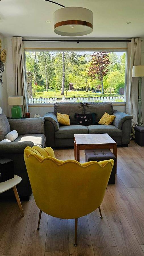 Location de vacances pour 6 personnes, avec vue et vue sur le lac ainsi que piscine et jardin à Serques