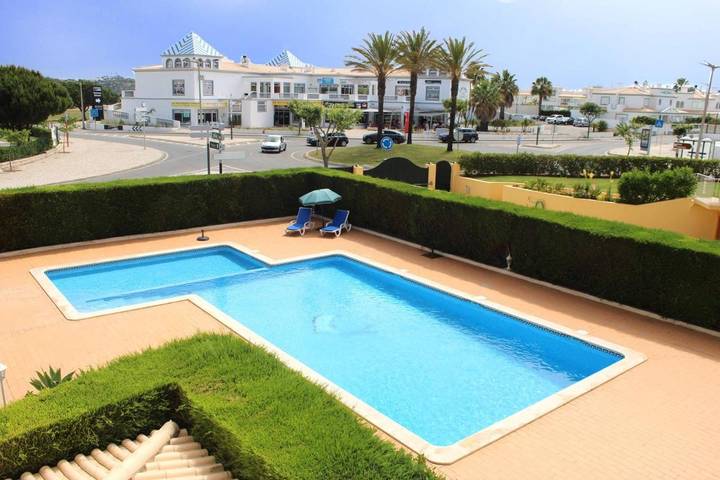 Appartement de vacances pour 4 personnes, avec jardin ainsi que vue et piscine
