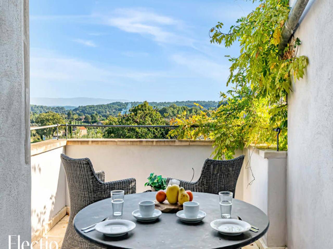 Appartement entier, Appartement à Oppède avec piscine chauffée in Oppède, Parc naturel régional du Luberon