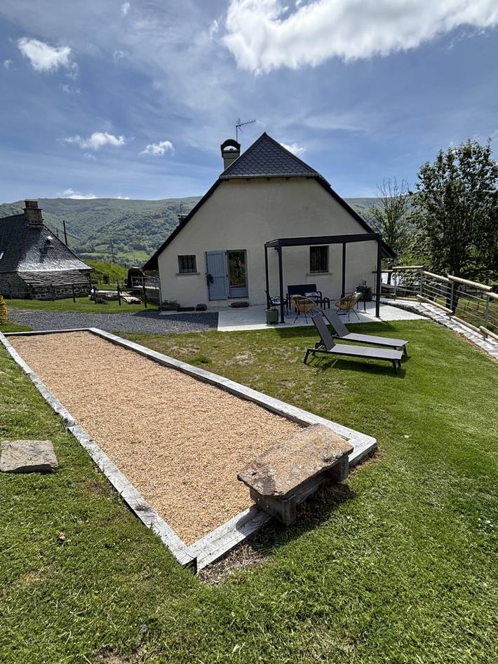 Gîte pour 10 personnes, avec jardin et terrasse, animaux acceptés à Saint-Jacques-des-Blats - 4