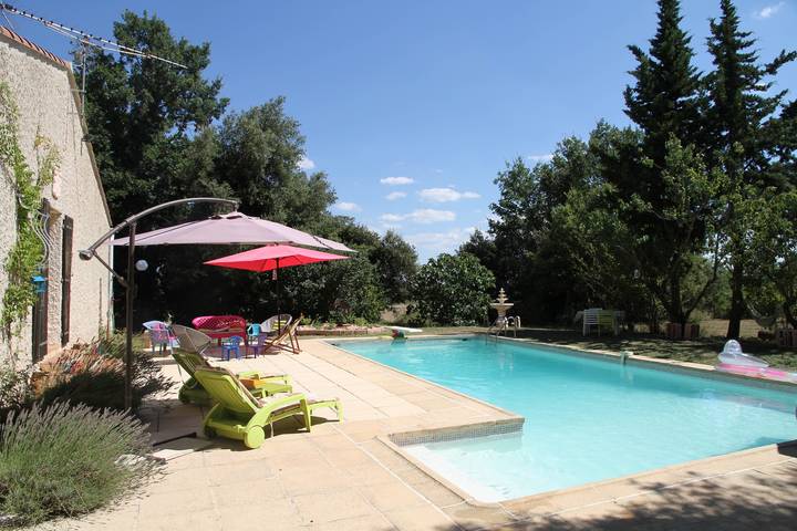 Location de vacances pour 8 personnes, avec Terrasse ainsi que Jardin et Piscine à Montmeyan