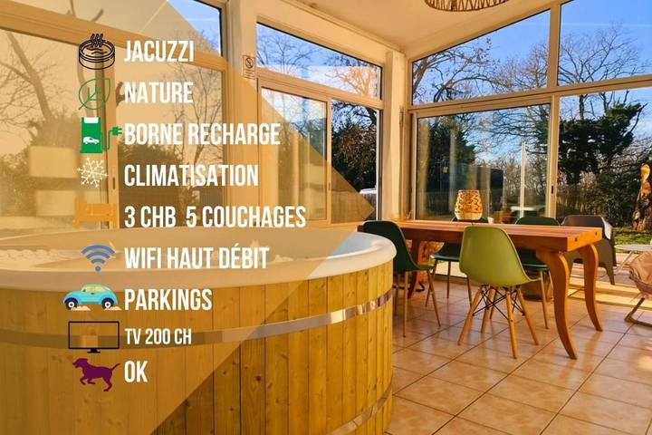 Gîte pour 7 personnes, avec vue ainsi que jardin et piscine, animaux acceptés à Peyrole