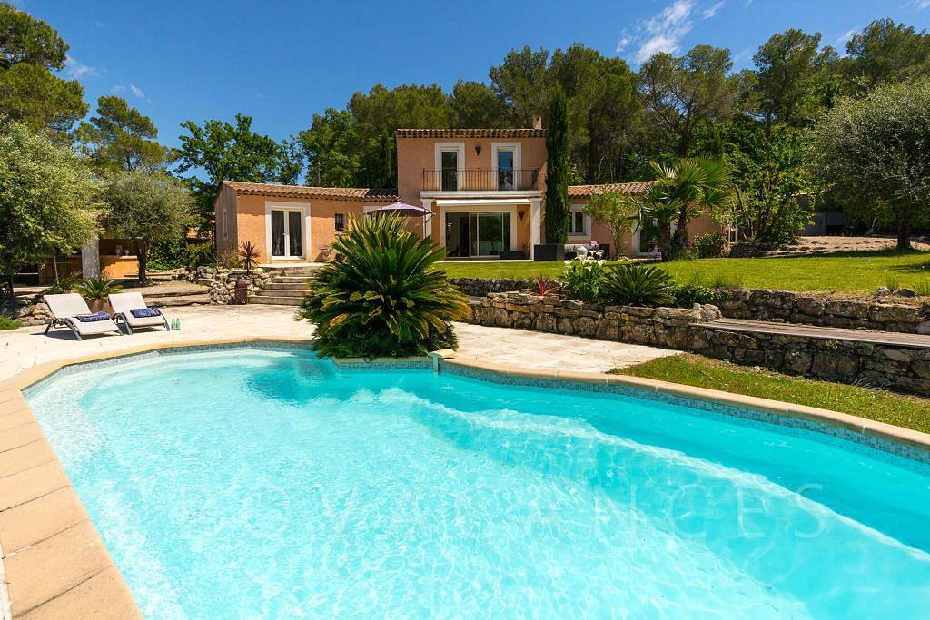 Lovely holiday house with pool in Le Rouret in Le Rouret, Region de Cannes