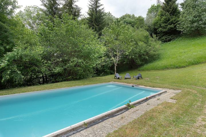 Geheel appartement, Appartement Duplex voor 6 personen: bergzicht, gedeeld zwembad, tuin en wifi in Saint-Pancrasse, Isère