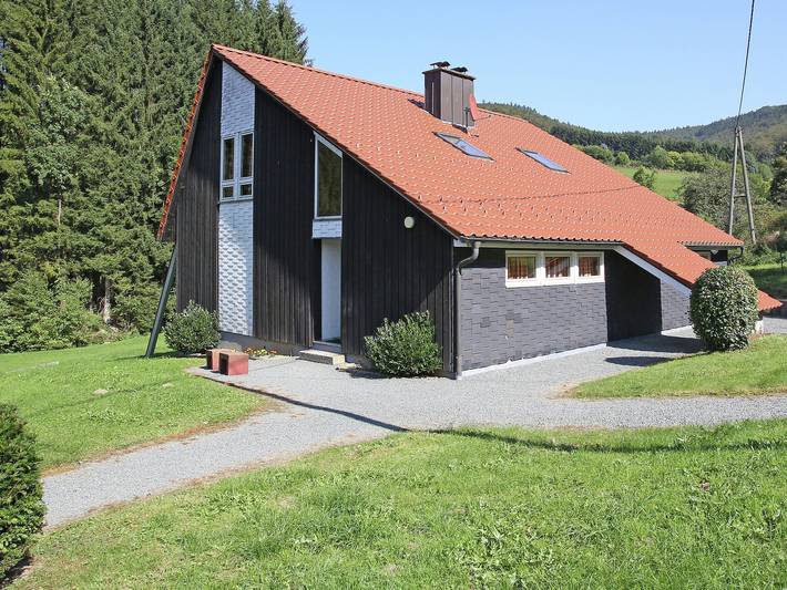 Ferienhaus für 8 Personen, mit Balkon und Terrasse in Bestwig