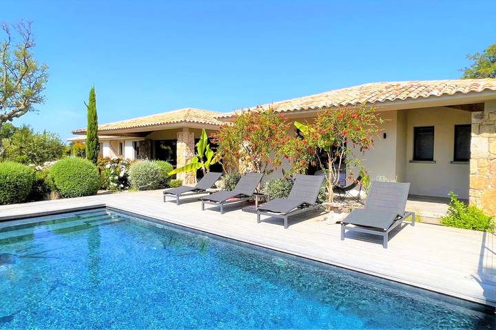 Villa pour 10 personnes, avec terrasse ainsi que piscine et jardin, adapté aux familles en Corse