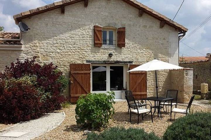 Location de vacances pour 4 personnes, avec Terrasse ainsi que Jardin et Piscine à Saint-Palais-de-Phiolin