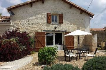 Gîte pour 4 personnes, avec jardin et piscine à Saint-Palais-de-Phiolin