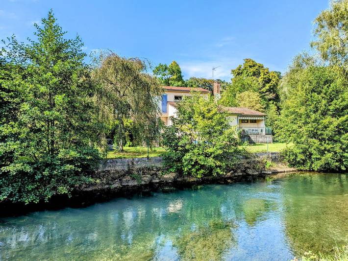 Gîte pour 8 personnes, avec Terrasse ainsi que Jardin et Piscine