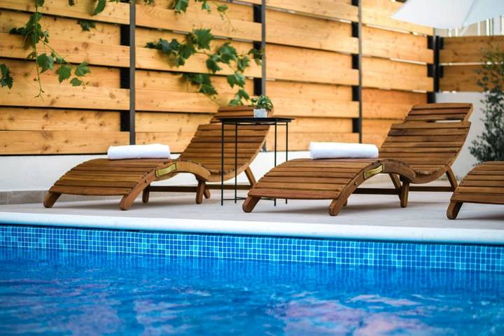 Villa pour 8 personnes, avec piscine et terrasse à Brodarica