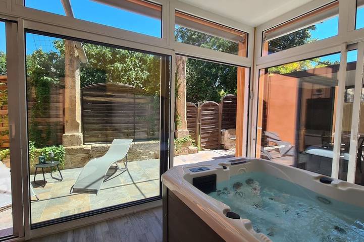 Ferienhaus für 2 Personen, mit Balkon und Whirlpool sowie Garten