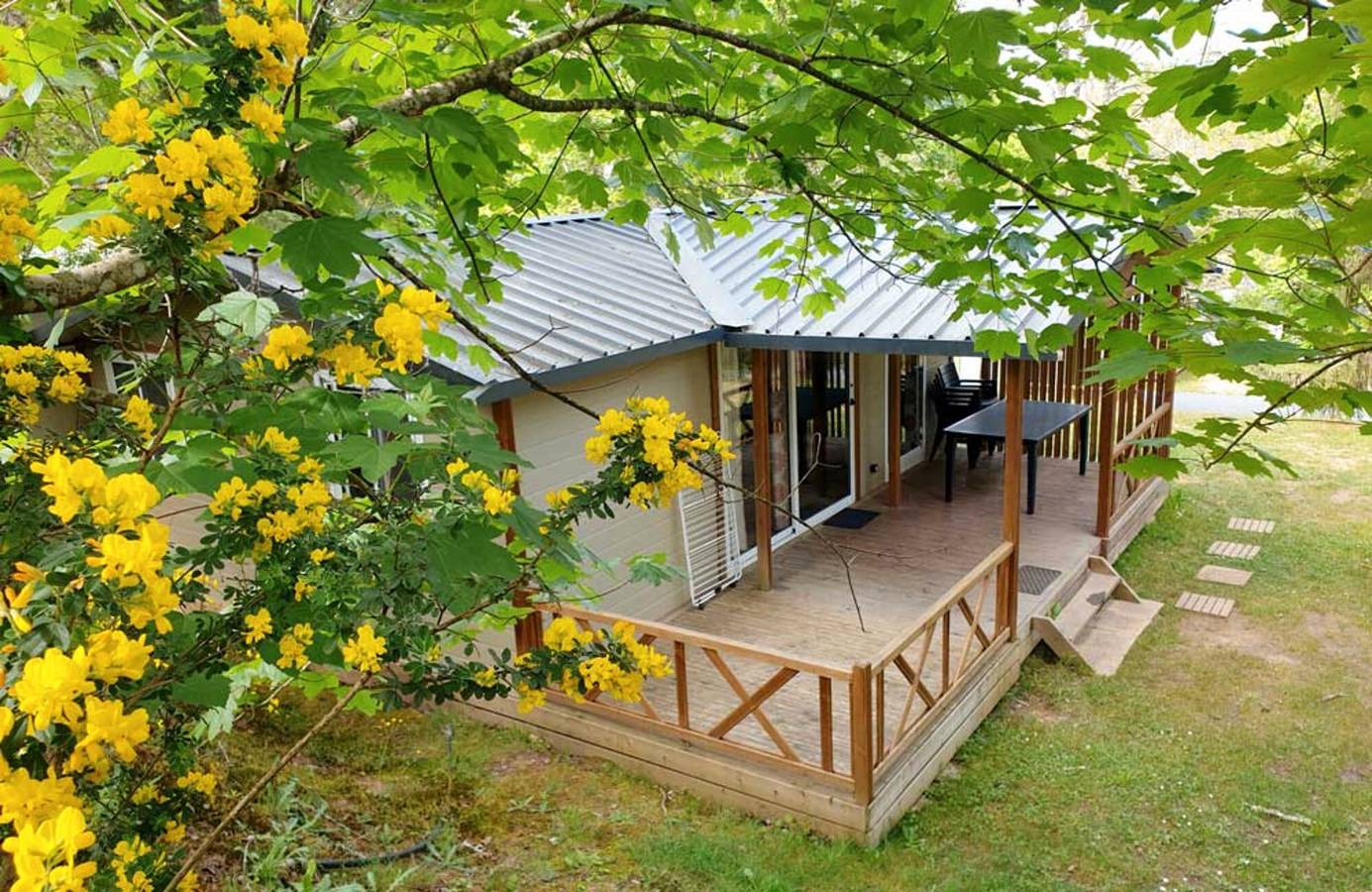 Chalet 'Camping Les Pialades - Edén' con piscina compartida, terraza privada y jardín privado in Nabirat, Périgord Noir