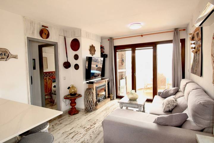 Apartamento entero, Apartamento 'Felicidad' con vistas a la montaña, Wi-Fi y aire acondicionado in Las Marinas, Dénia