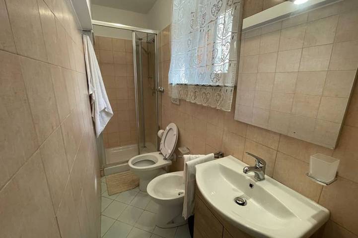 Apartamento entero, Sweet Sun King Apartment – A Peaceful Oasis Just 10 Minutes from Corso Italia ☀️🌿 in Meta, Provincia de Nápoles