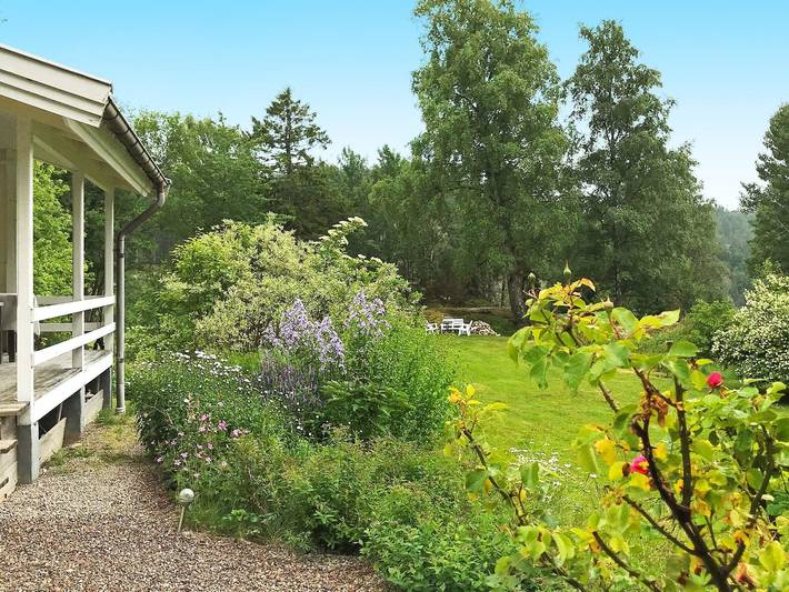 Mysig stuga nära sjön och havet in Norra Västkusten