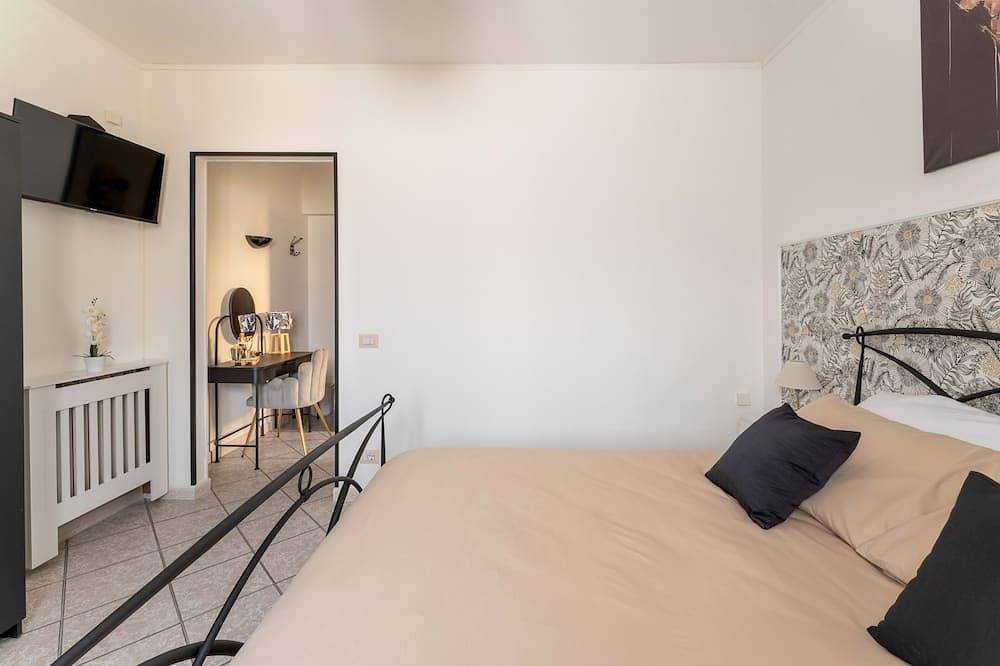 Elegant and Romantic Ground Floor Suite - 18 minutes from Rome in Ciampino, Castelli Romani
