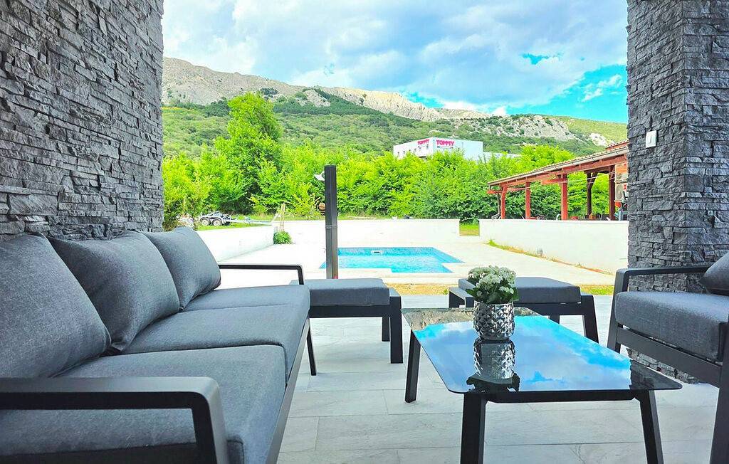 Villa Lux mit Swimmingpool und Aussicht in Baska, Krk