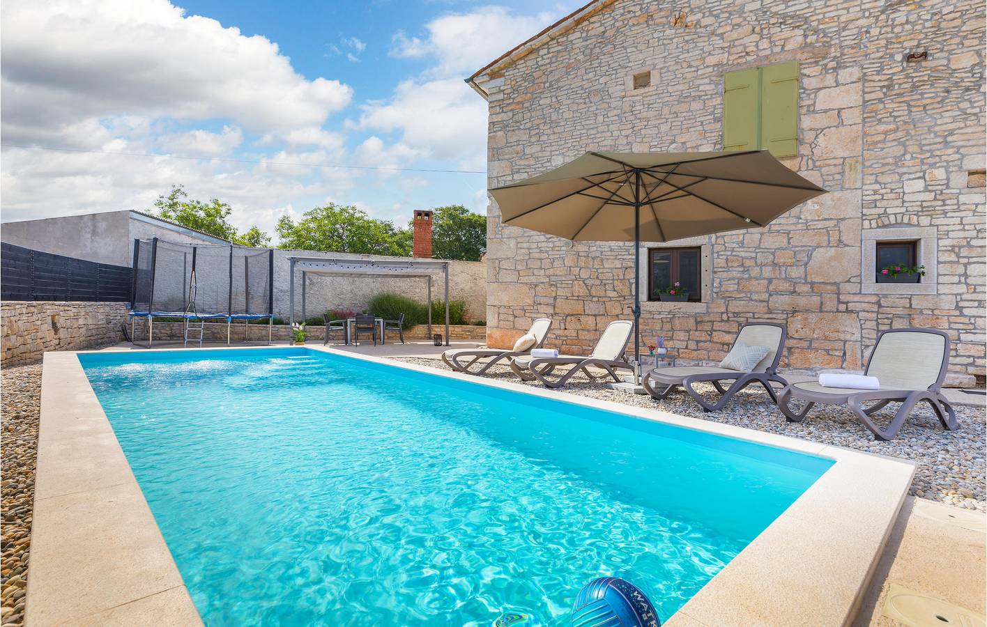 Charmante 70 m² große Wohnung mit Pool, Terrasse und WLAN in der Nähe von Sehenswürdigkeiten in Režanci, Svetvinčenat