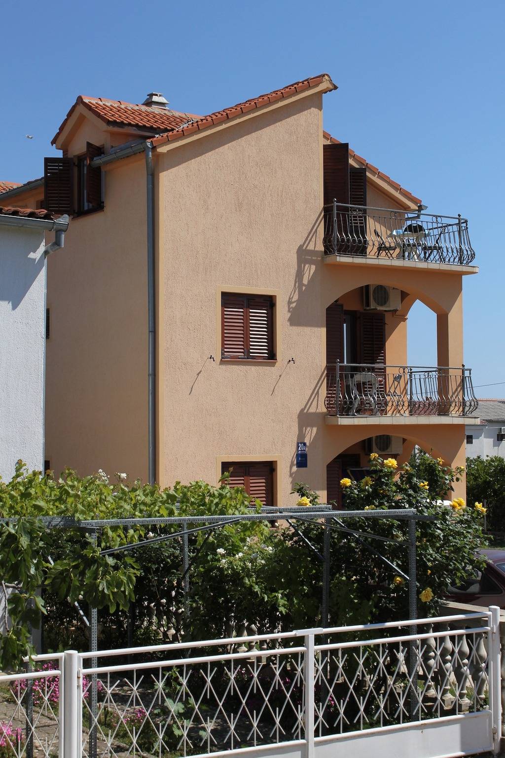 Ganze Wohnung, 2-Zimmer-Ferienwohnung mit Terrasse und Meerblick Tribunj, Vodice A-6223-b in Tribunj, Šibenik-Knin