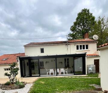 Gîte pour 10 personnes, avec jacuzzi, animaux acceptés à Beaulieu-sous-la-Roche