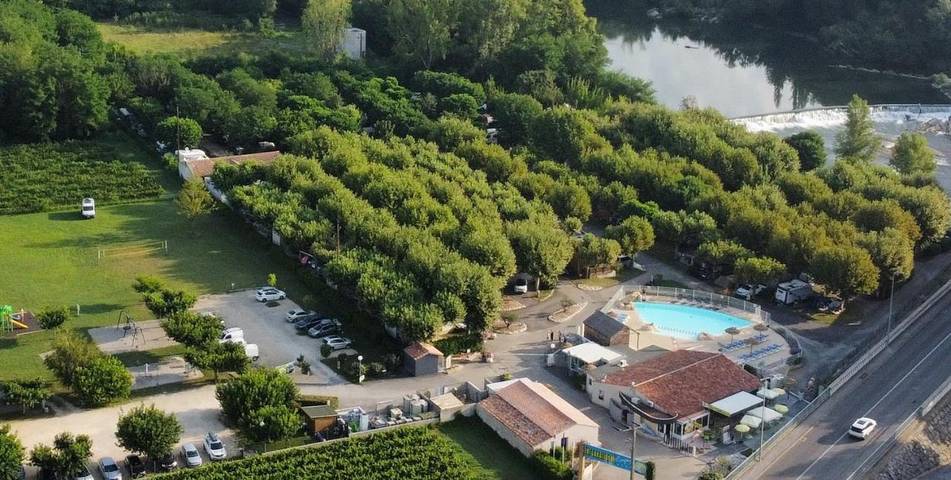 Camping pour 2 personnes, avec Terrasse ainsi que Jardin et Piscine à Salavas