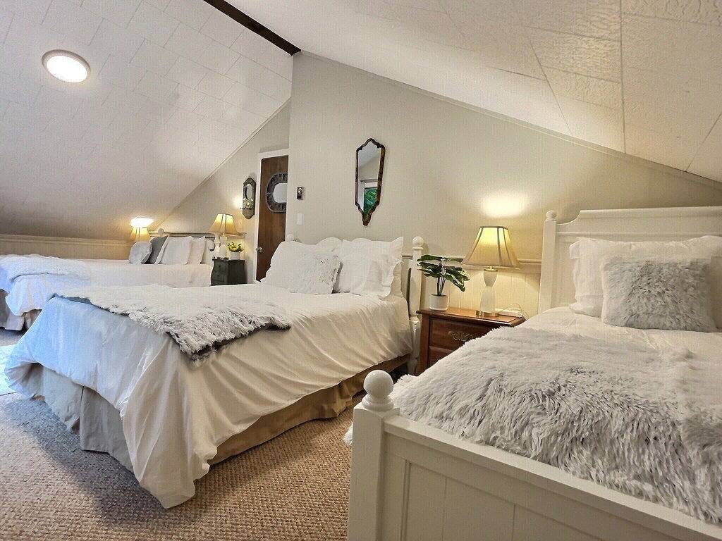 Bearvaria- Hot Tub, Fireplace, Close to Trails! in Killington, Rutland County