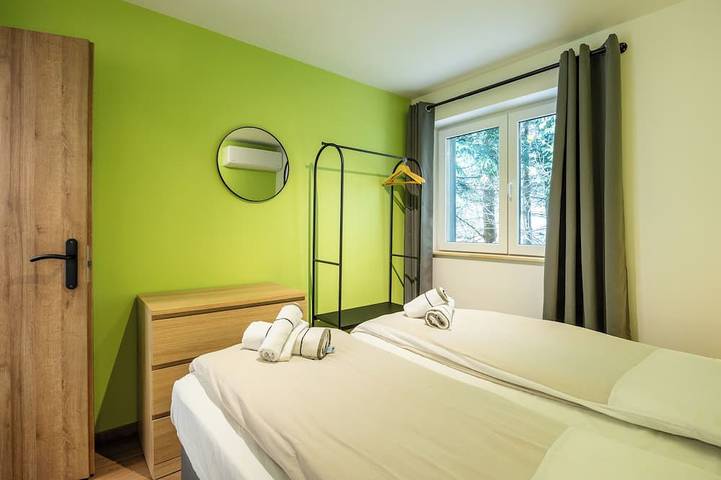Entièrement rénovée en 2025, la luxueuse maison de vacances « Le Havre de la Forêt » accueille jusqu'à 12 personnes et offre un confort exceptionnel avec ses six chambres, son grand jardin privatif et son bain nordique au cœur des Ardennes. in Dochamps, Manhay