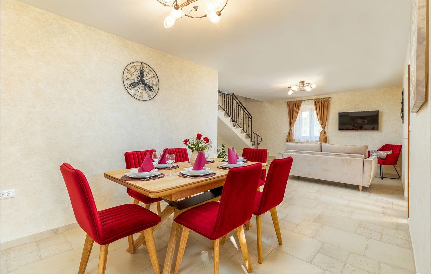 Moderno apartamento de 100 m² con piscina, wifi y aparcamiento, a 700 m del centro de Rajki in Barban, Costa sur de Istria