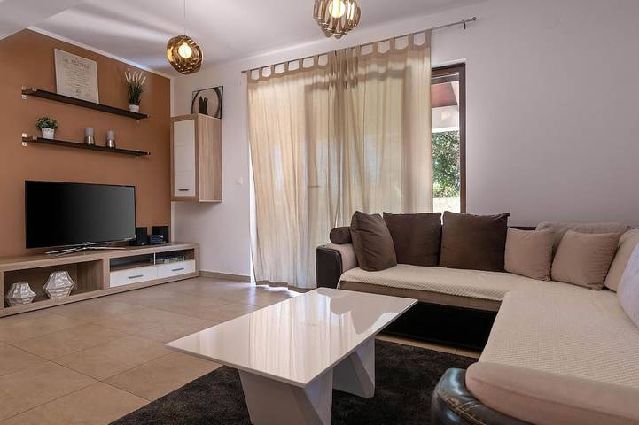 Lovely home in Kavran with private swimming pool, can be inside or outside in Marčana, Südküste Istrien