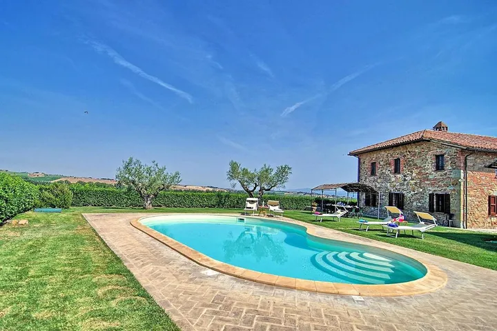 Chalet para 14 personas, con vistas además de jardín y piscina - 1