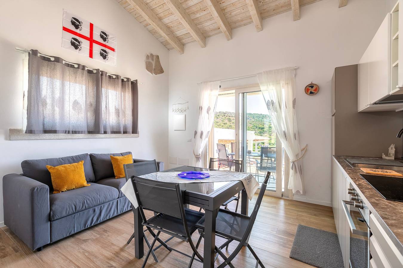 Appartement entier, Appartement 'Borgo Del Mare 3' avec vue sur mer, terrasse privée et climatisation in Isola Rossa, Trinità d'Agultu e Vignola