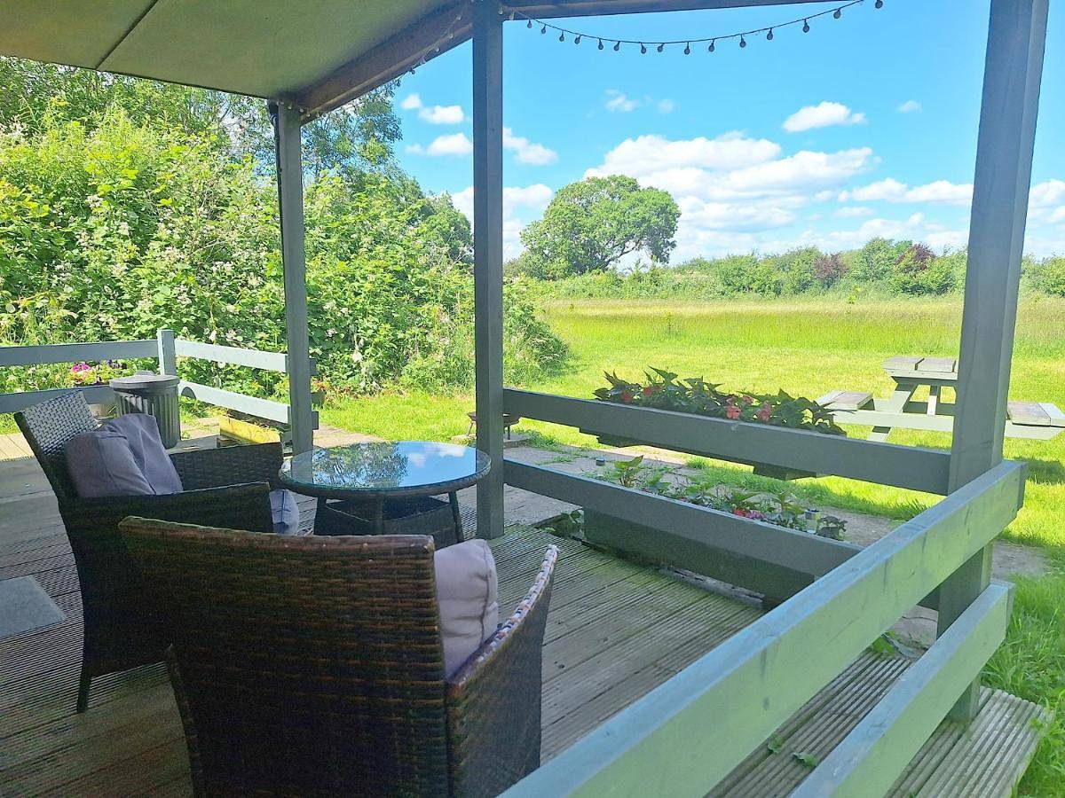 Beautiful Wooden tiny house, Glamping cabin with hot tub 2 in Sherwood Forest, Nottinghamshire