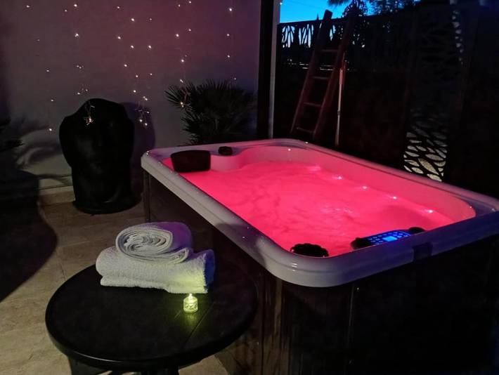 Location de vacances pour 2 personnes, avec Jacuzzi ainsi que Terrasse et Jardin à Fontès