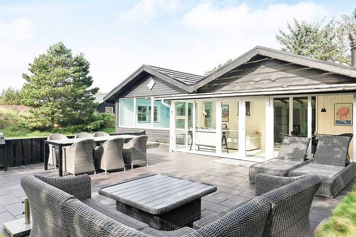 Ferienhaus für 8 Personen, mit Pool und Whirlpool sowie Terrasse in Vejers Strand