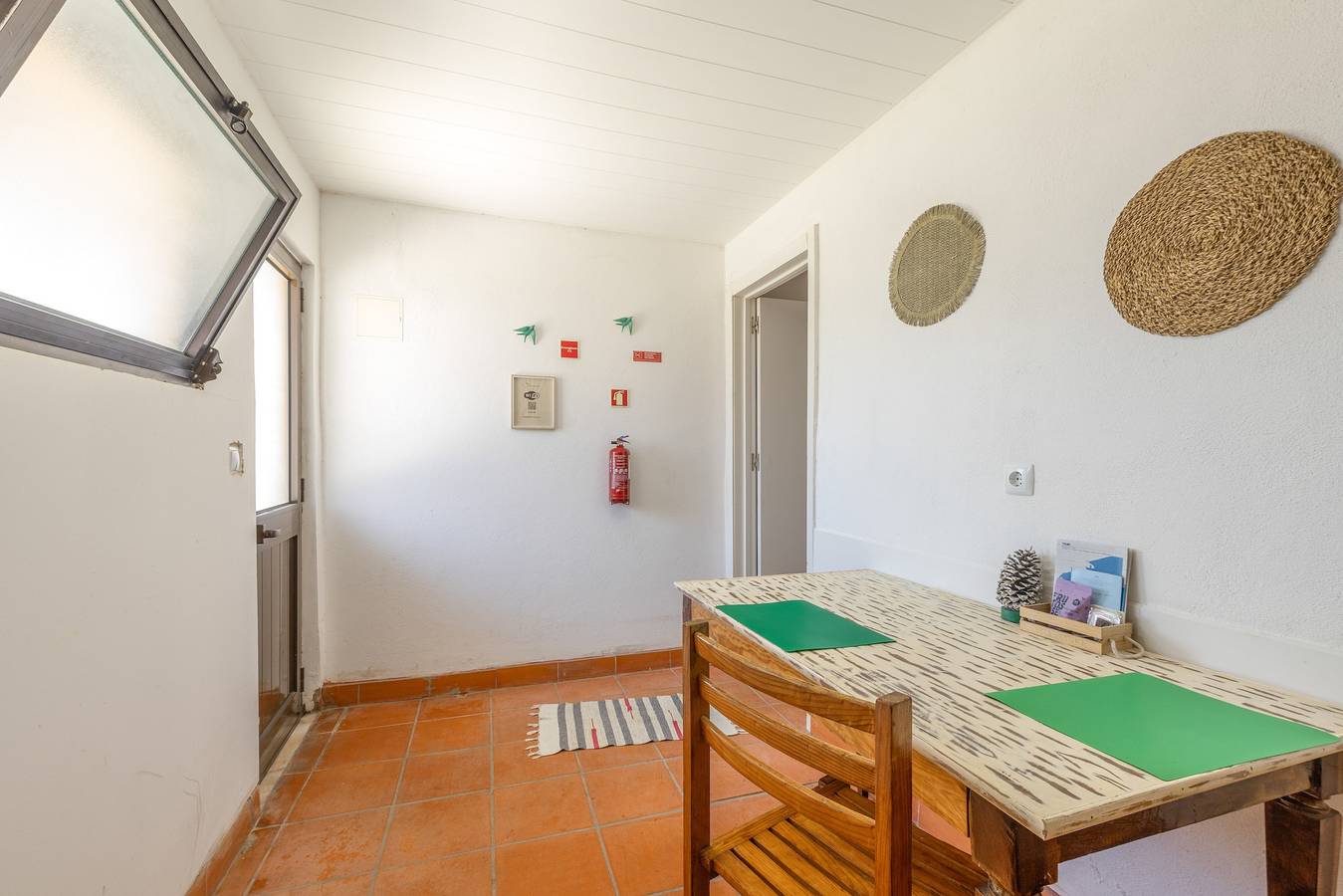 Entire studio, Vila Natura – Secret Retreat S4 with Shared Terrace & Garden, Wi-Fi in Santo António da Charneca, Setúbal Peninsula