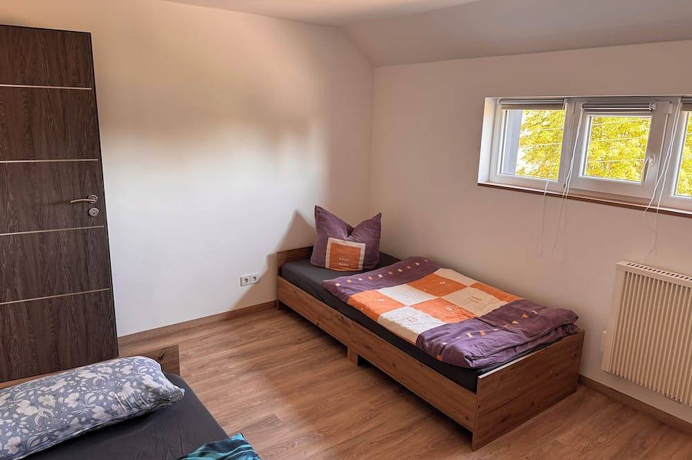 Ganze Wohnung, Schöne Dachgeschoss Wohnung in ruhiger Lage 5 Minuten vom Badesee entfernt in Elsteraue, Burgenlandkreis