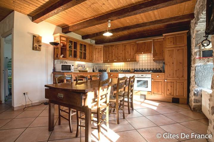 Gîte pour 6 personnes, avec jardin et terrasse à Chambon-sur-Lac - 4