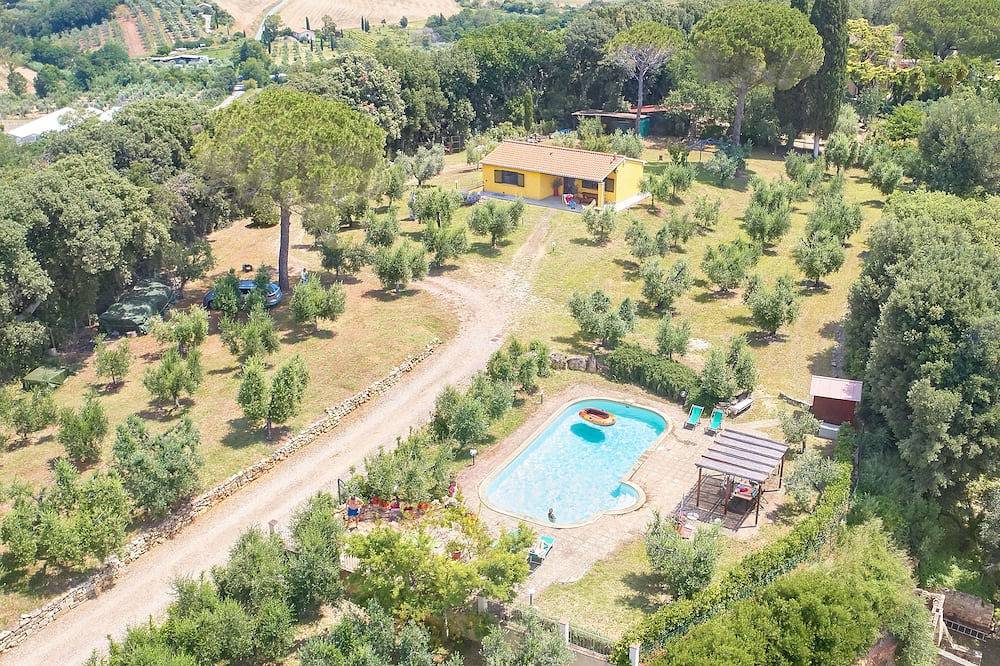 Haus mit Pool, typisch toskanisches Haus auf einem Hügel neben dem alten Dorf Bibbona in Bibbona, Etruskische Küste