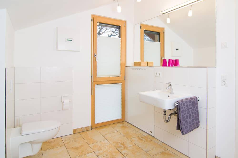 Ganze Wohnung, Großzügige Fewo im Dachgeschoß - zu Fuß zum See - Utting am Ammersee in Utting, Ammersee