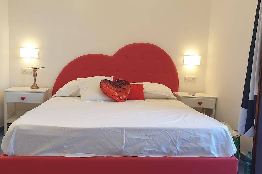 Magnificent suite with a bathtub and sea view of Amalfi, 15 minutes from beach in Amalfi, Sorrento Coast