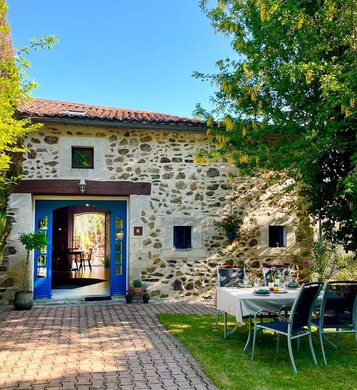 Location de vacances pour 5 personnes, avec vue ainsi que jardin et piscine, animaux acceptés à Bussière-Badil