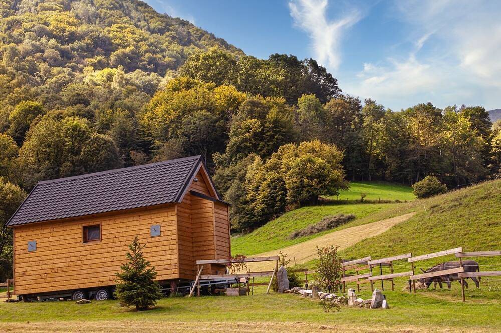 Cabane vue sur la montagne in Ségus, Hautes-Pyrénées