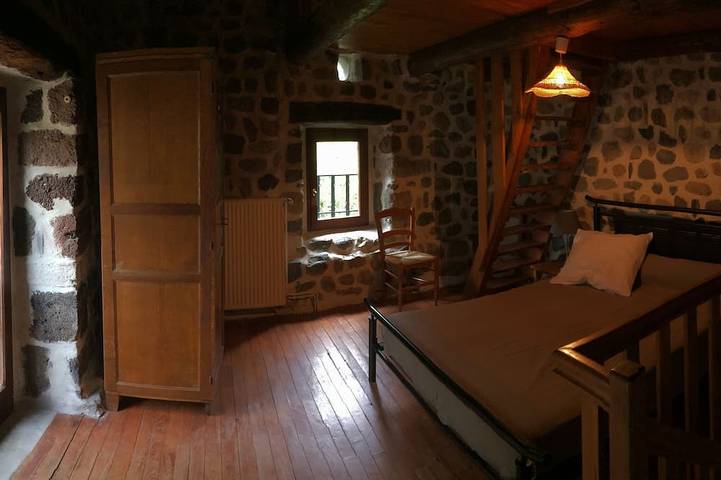 Gîte pour 11 personnes, avec terrasse et jardin, animaux acceptés à Arlempdes - 4