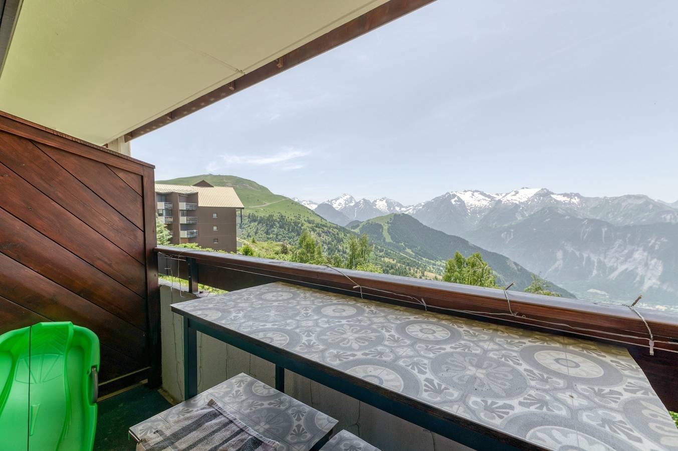Studio entier, Studio 'Montagnard Vue Splendide' avec terrasse privée, balcon et Wi-Fi in Huez, Parc national des Écrins